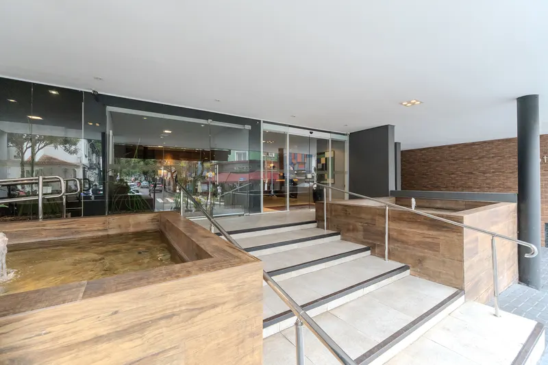 Hotel Heritage entrance, with steps and glass doors