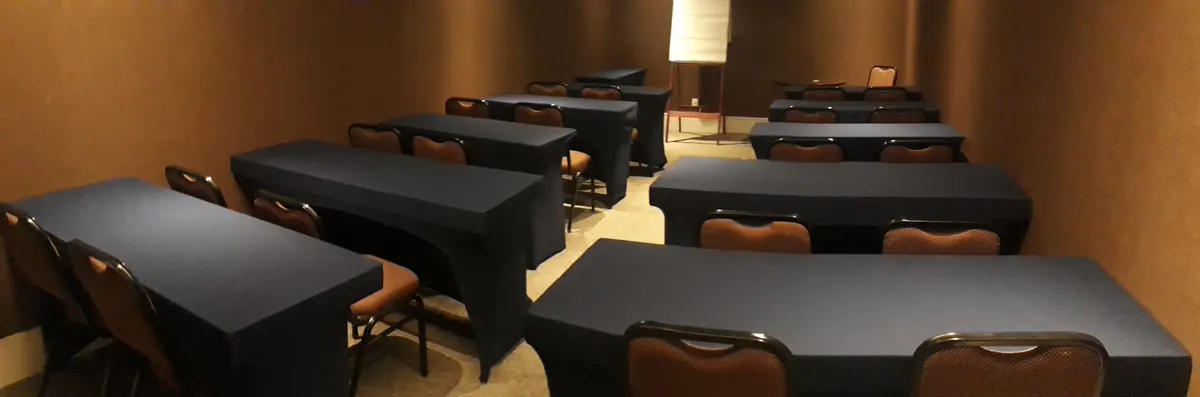 Sala Consolação montada em formato escolar, com flip chart