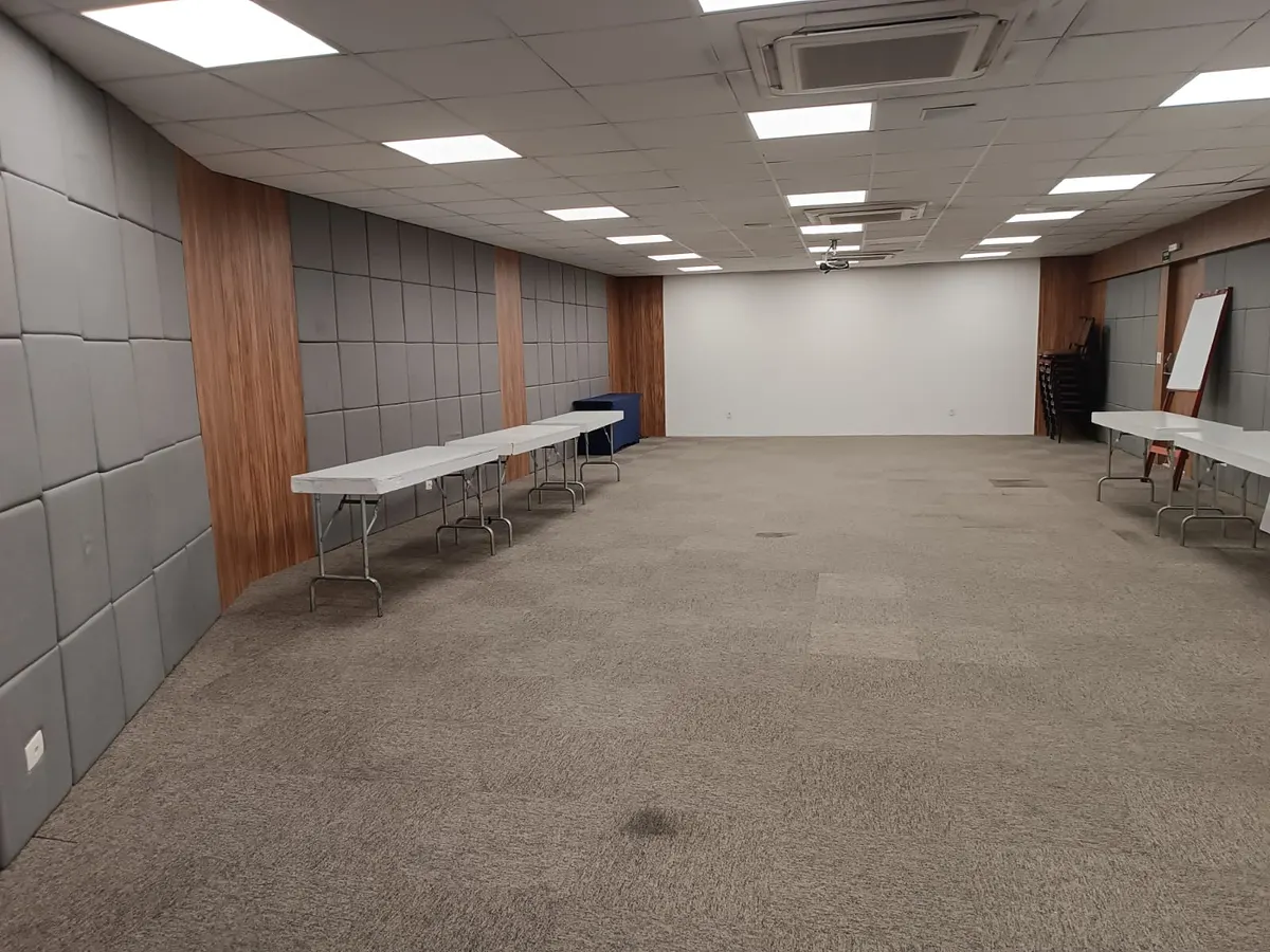 Sala Paulista seen lengthwise, with paneled walls