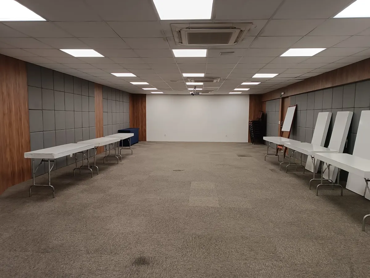 Front wall of the Sala Paulista, with tables along the sides