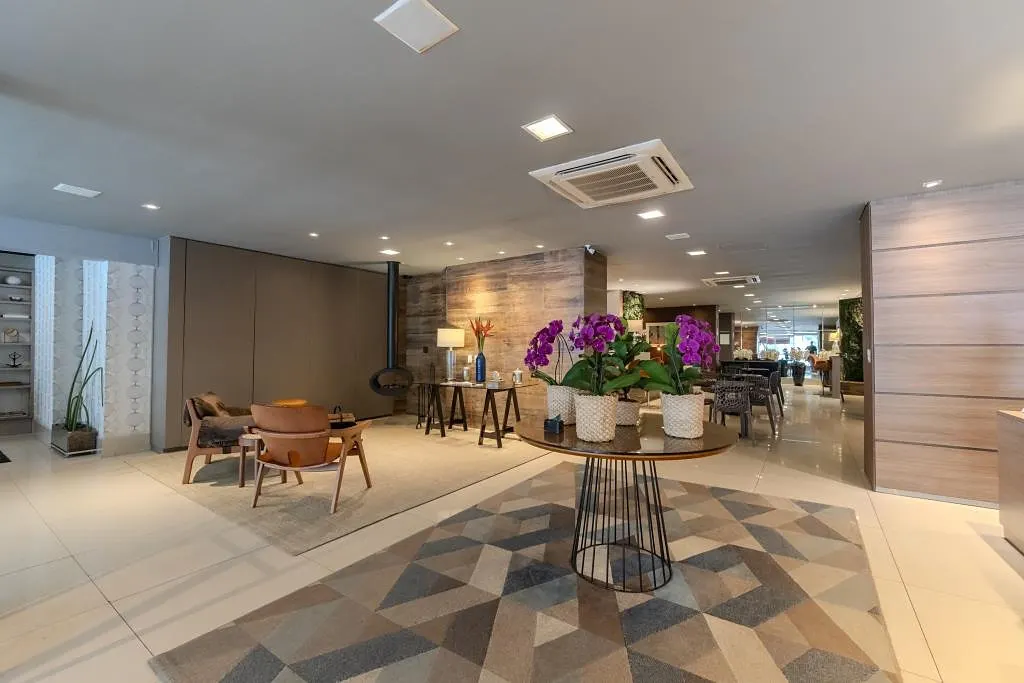 Lobby do Hotel Heritage, com orquídeas e área de estar